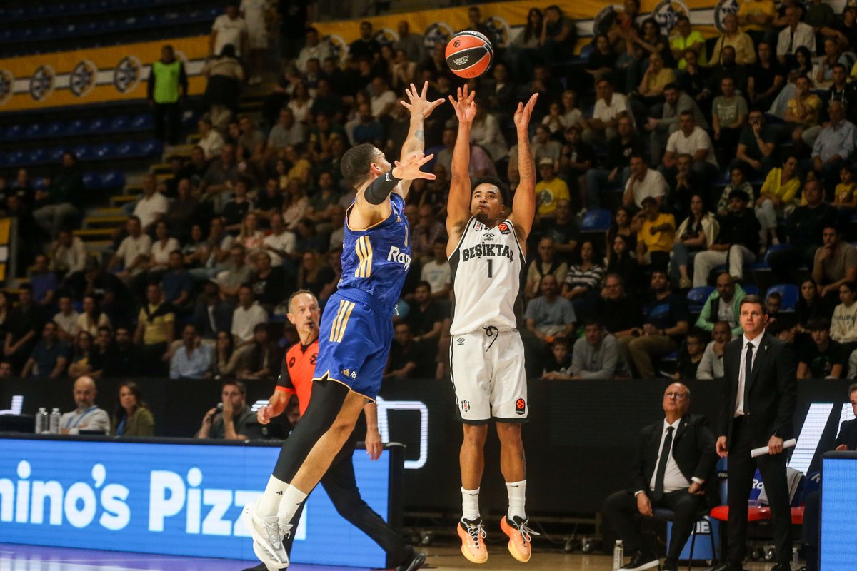 dodekabasket's tweet photo. KARA KARTAL'DAN İNANILMAZ GALİBİYET. 

Beşiktaş, Maccabi'yi 109-93 mağlup ederek EuroLeague'deki ilk galibiyetini aldı. https://t.co/QJzYbItd9x