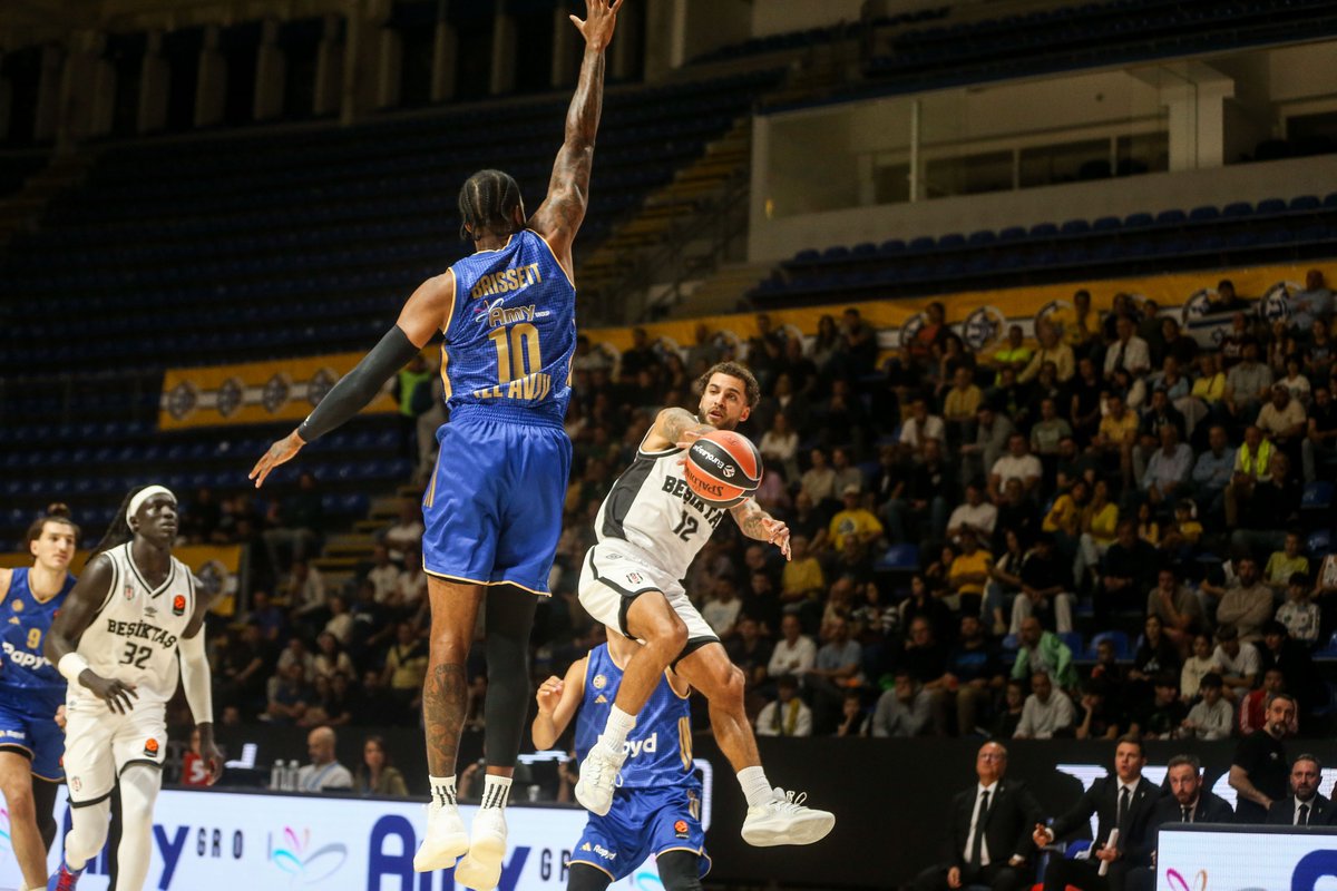 dodekabasket's tweet photo. KARA KARTAL'DAN İNANILMAZ GALİBİYET. 

Beşiktaş, Maccabi'yi 109-93 mağlup ederek EuroLeague'deki ilk galibiyetini aldı. https://t.co/QJzYbItd9x