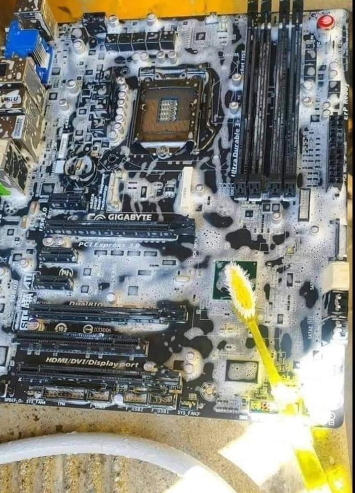 NandinhaFerTS's tweet photo. Vamo vê se essa bosta desse pc vai ficar travando na minha ranked agora https://t.co/YvvzQWkmga