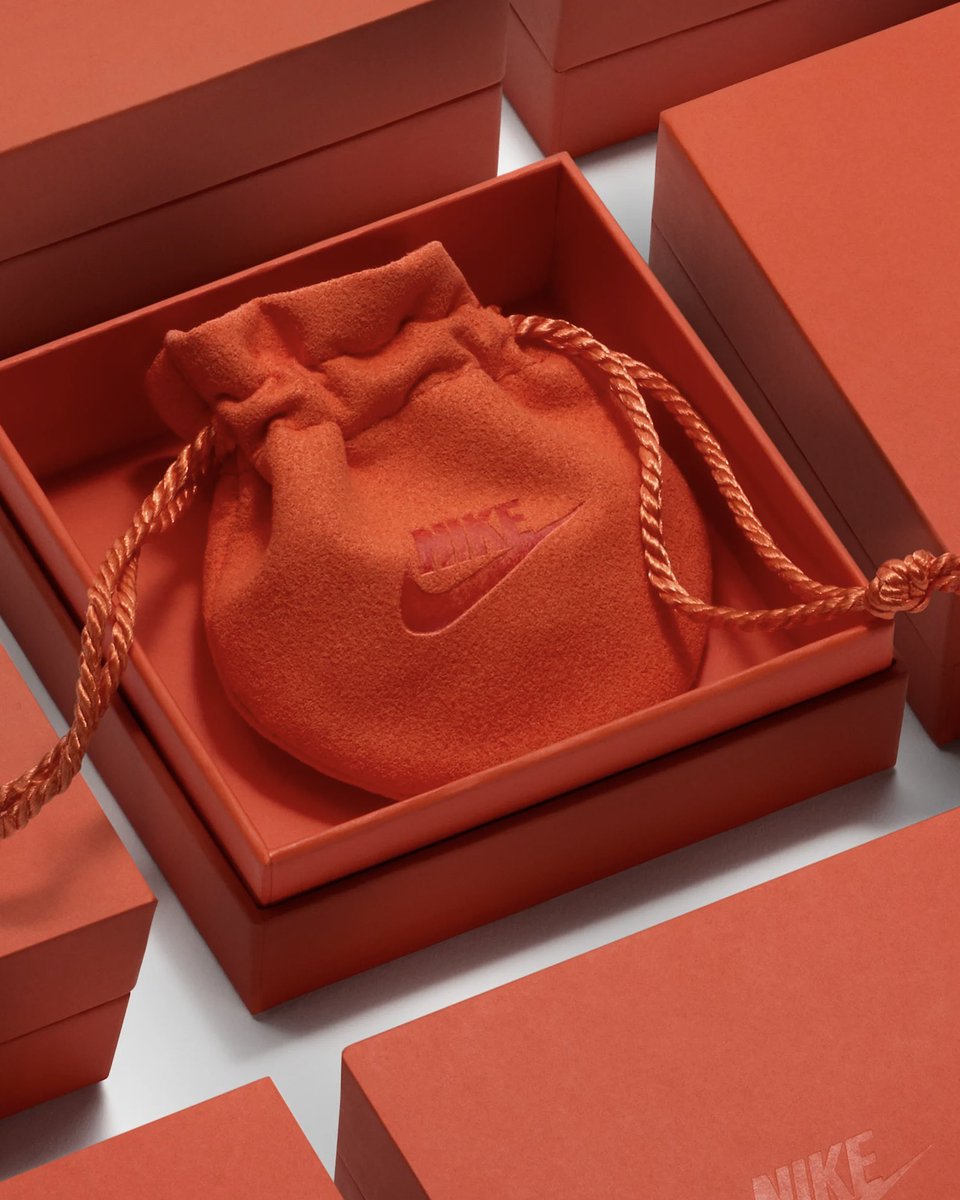 nicekicks's tweet photo. Nike is offically entering the jewelry game with a new Swoosh necklace and earring collection 🔥

The necklace and earrings are crafted with premium sterling silver with a choice of either 14k gold vermeil or white rhodium plating 👀 https://t.co/XJaKCjrGu4