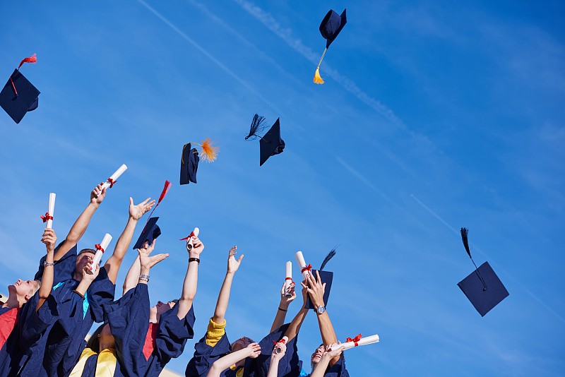 MerissaKor1hy's tweet photo. [@我同校好友的账号] Hoy cerramos un capítulo increíble: la universidad, los mates compartidos, los exámenes superados y las risas que durarán para siempre.  Hasta la victoria, camada! https://t.co/JiUCnqEuar