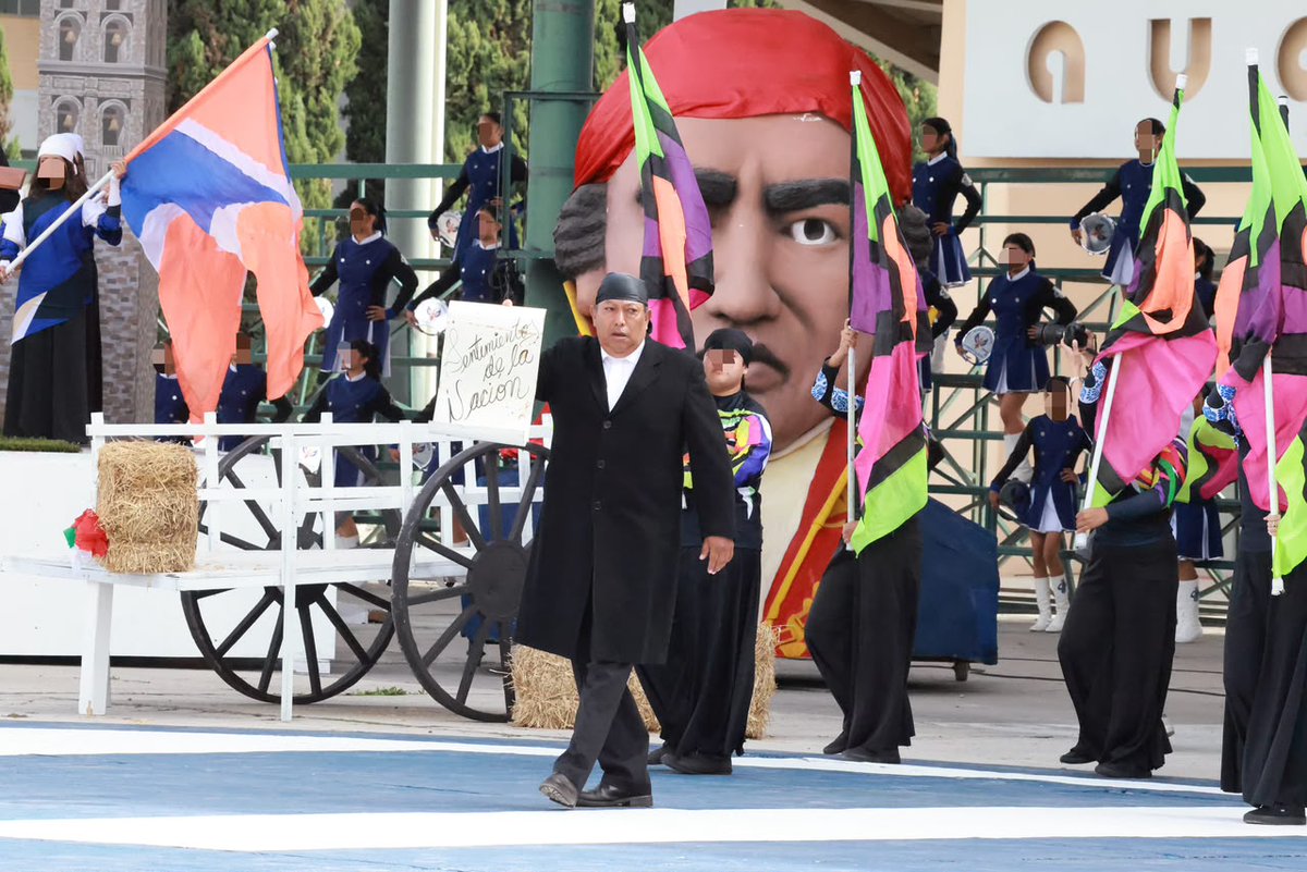 TodoCholulaMX's tweet photo. El legado de José María Morelos y Pavón mantiene vigentes los principios de libertad, igualdad y justicia.

Durante la ceremonia por el 261 aniversario de su natalicio, el gobernador @armentapuebla_  destacó ante 1,500 estudiantes la importancia de mantener vivo su pensamiento. https://t.co/JUzh2ApBag