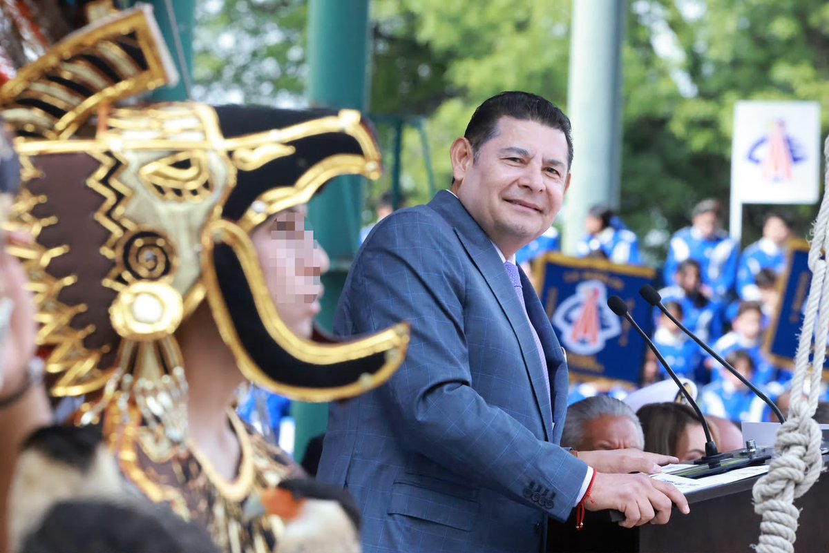 TodoCholulaMX's tweet photo. El legado de José María Morelos y Pavón mantiene vigentes los principios de libertad, igualdad y justicia.

Durante la ceremonia por el 261 aniversario de su natalicio, el gobernador @armentapuebla_  destacó ante 1,500 estudiantes la importancia de mantener vivo su pensamiento. https://t.co/JUzh2ApBag