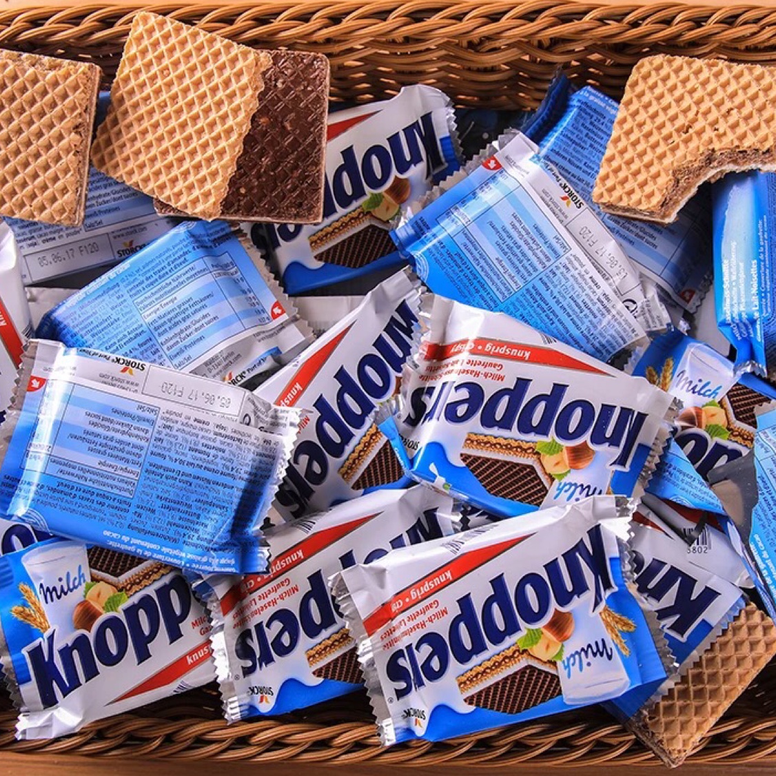 AndrewKozlrw's tweet photo. Mis snacks favoritos son los nuevos chispas de chocolate! Son crujientes, dulces y perfectos para compartir con mis compaeros de piso  （翻译：我超爱的新巧克力碎零食！又脆又甜，和室友分享超合适）， https://t.co/WPqN61DGlN