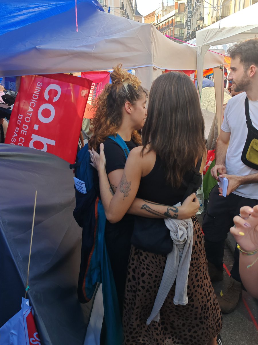 Pasabap19669444's tweet photo. Podemos es esto. 
Las instituciones y la calle. 

Este abrazo de @alemvelasco_ y @ionebelarra  es absolutamente simbólico. 

Pueden gritar lo que quieran las derechas ultras, la ultraderecha y las izquierdas rojipardas y rosadas.

Podemos siempre en el mismo sitio.

Con la gente. https://t.co/EB17RL4LKy