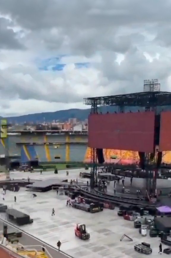 pjmvelveet's tweet photo. en todos lados se pudo las pantallas laterales pero al parecer latam nunca sera una opción para dar la misma calidad. no fuera una gringa porque jamás harían esto. https://t.co/qo1WTnhtJk
