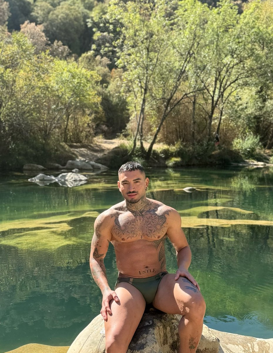 jhonadrianoo's tweet photo. #buenasnoches #nature #gay #autumn https://t.co/uGScFkODhR