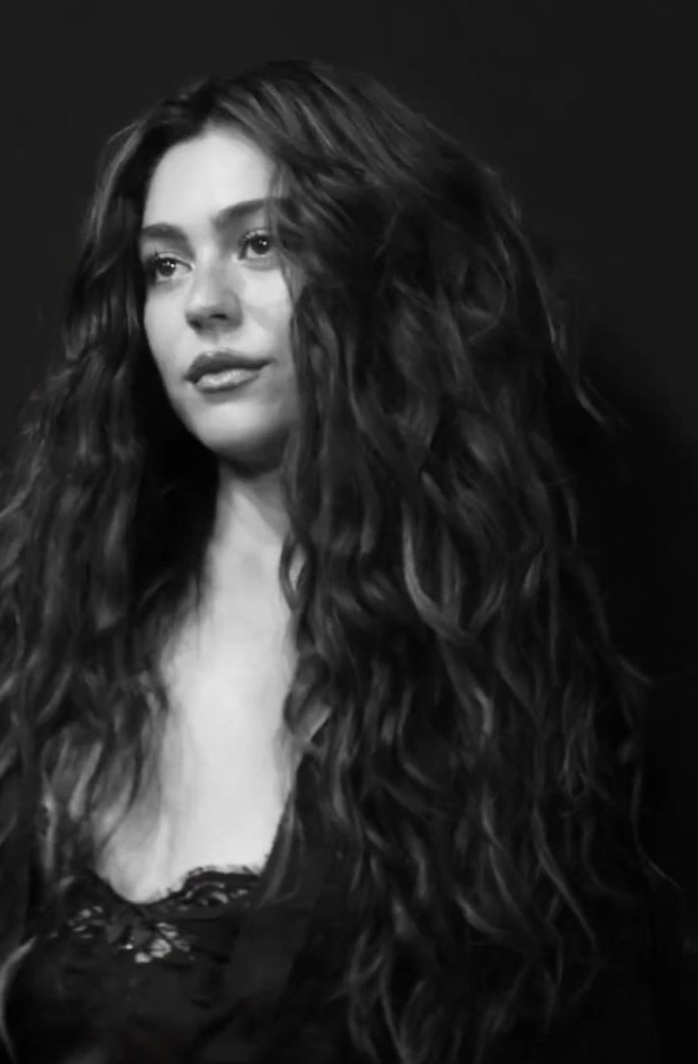 livsgraham's tweet photo. a beleza dessa mulher é surreal sério https://t.co/0czNlPO21O