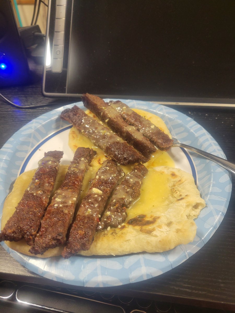 TheDerpyDragon_'s tweet photo. Medium effort dinner. Roast meat (hamburger with garlic and stuff) plus lazy flatbread.

Eating like an adventurer on the road lmao https://t.co/Sc6dTcUktw