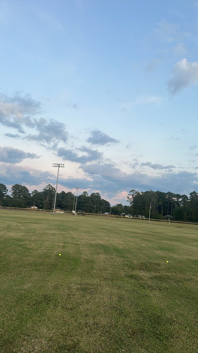 evan_hodges34's tweet photo. Late evening sprint and Plyometric workouts are the best 💪!! #jucoroute #grind #bettereveryday @theballcoach7 https://t.co/jP3TRwyFOh