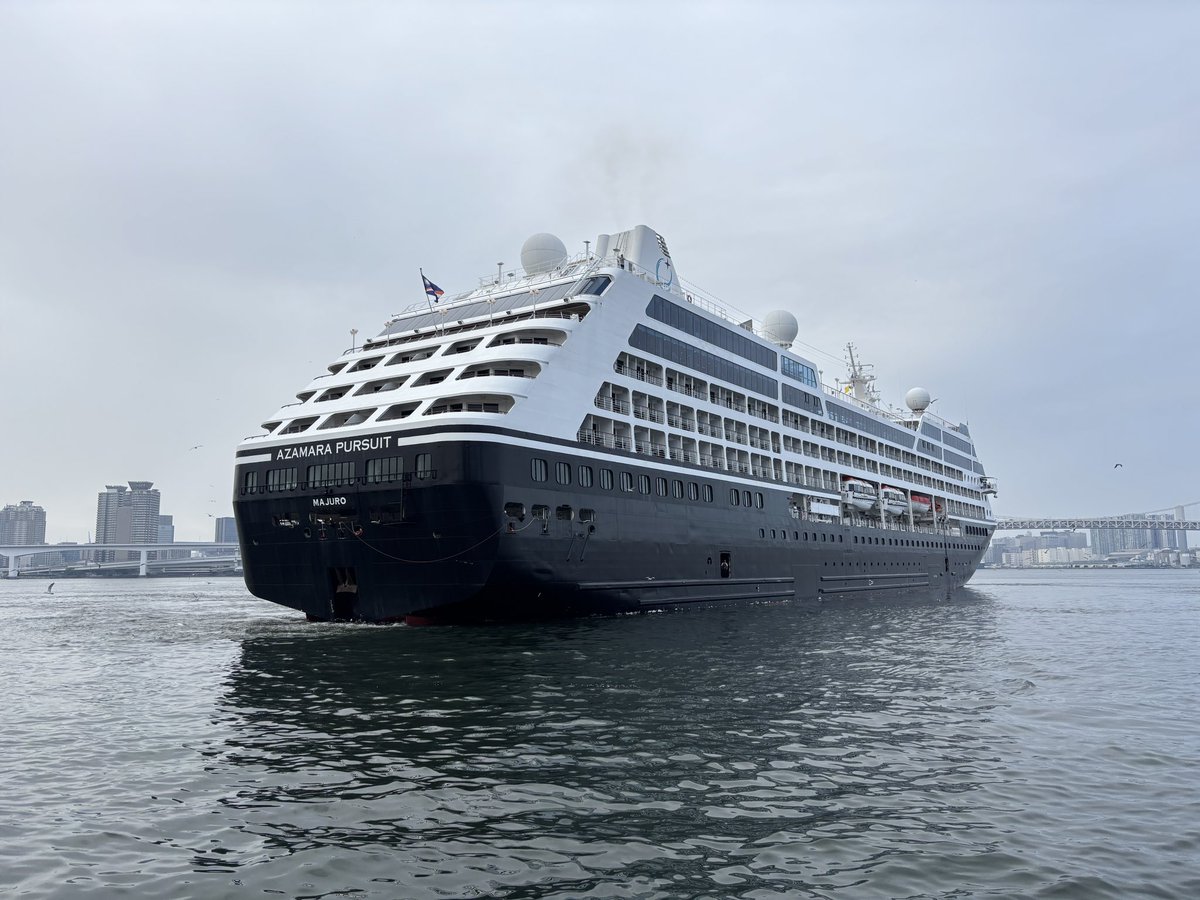 Harumi_CT's tweet photo. おはようございます！
先ほど晴海客船ターミナルに"Azamara Pursuit"が入港しました⛴️
曇り空でも白と紺の船体のコントラストが映えていますね💙 
本船は10/3 16:00に出港予定ですので、お時間のある方はぜひターミナルに遊びに来てください〜🏃‍♂️

#晴海
#晴海客船ターミナル
#AZAMARA_PURSUIT https://t.co/zYUeeBxAt4