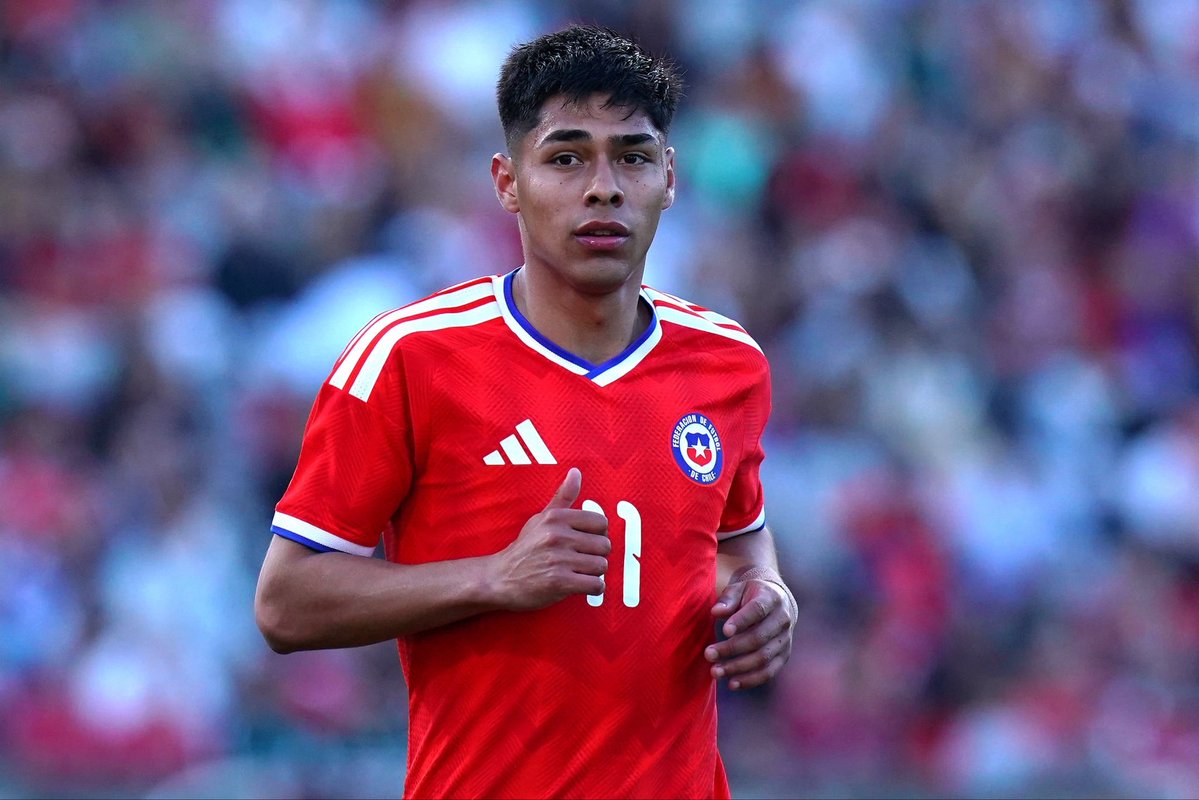 quintanaverso's tweet photo. Esta puede llegar a ser la callampera más grande de mi vida, pero ayer propuse esto. 

Darle la capitanía de la selección a Darío Osorio así como hicieron con Messi en Argentina alguna vez, algo que cambió su carrera para siempre. Es el jugador más talentoso que tenemos, casi no tiene partidos buenos en la selección y necesita confianza. Si Osorio anda bien podemos volver a competir. 

¿Y sí sí?
