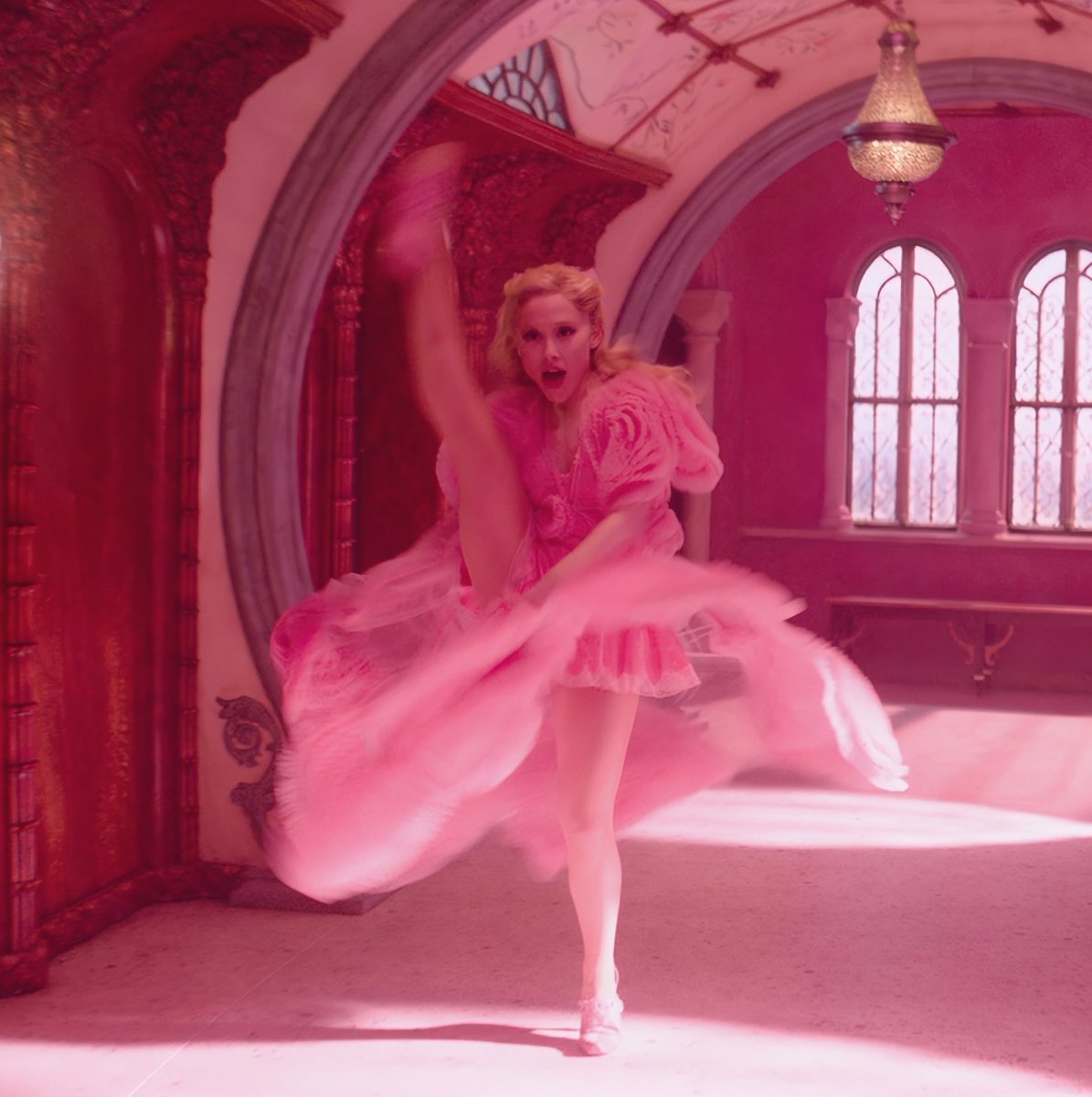 wicked_updates's tweet photo. Gregory Maguire on Ariana Grande inspiring part of his new book, ‘Galinda: A Charmed Childhood’

“When I saw her in the first ‘WICKED’ movie…she does that extended kick, throwing her heel at the chandelier… and I thought ‘Who the hell knew that Glinda could dance?’… So when I [wrote] the bit about Galinda going to dance lessons and wanting to be the chief dancer, that is completely a result of Ari’s kick.”