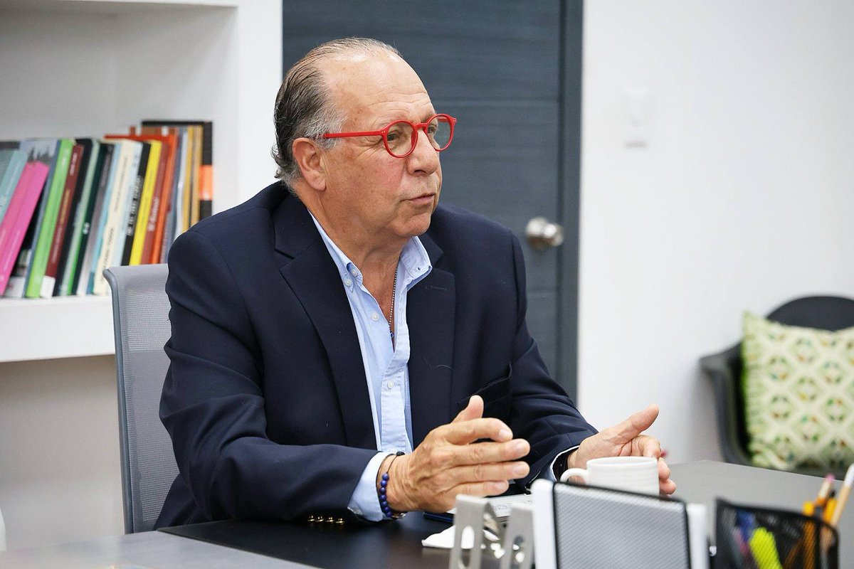 Carlos_UlloaP's tweet photo. Hoy sostuvimos una reunión de trabajo con @devillafranca , presidente ejecutivo de la Asociación Mexicana de Laboratorios Farmacéuticos (@amelaf).

Durante el encuentro, dialogamos sobre los retos y oportunidades del sector salud, así como sobre la importancia de fortalecer el trabajo conjunto en materia de medicamentos y abasto, siempre con el objetivo de contribuir al bienestar de las y los mexicanos.

Seguiremos sumando esfuerzos para avanzar hacia un sistema de salud más sólido y con mejores resultados para México.