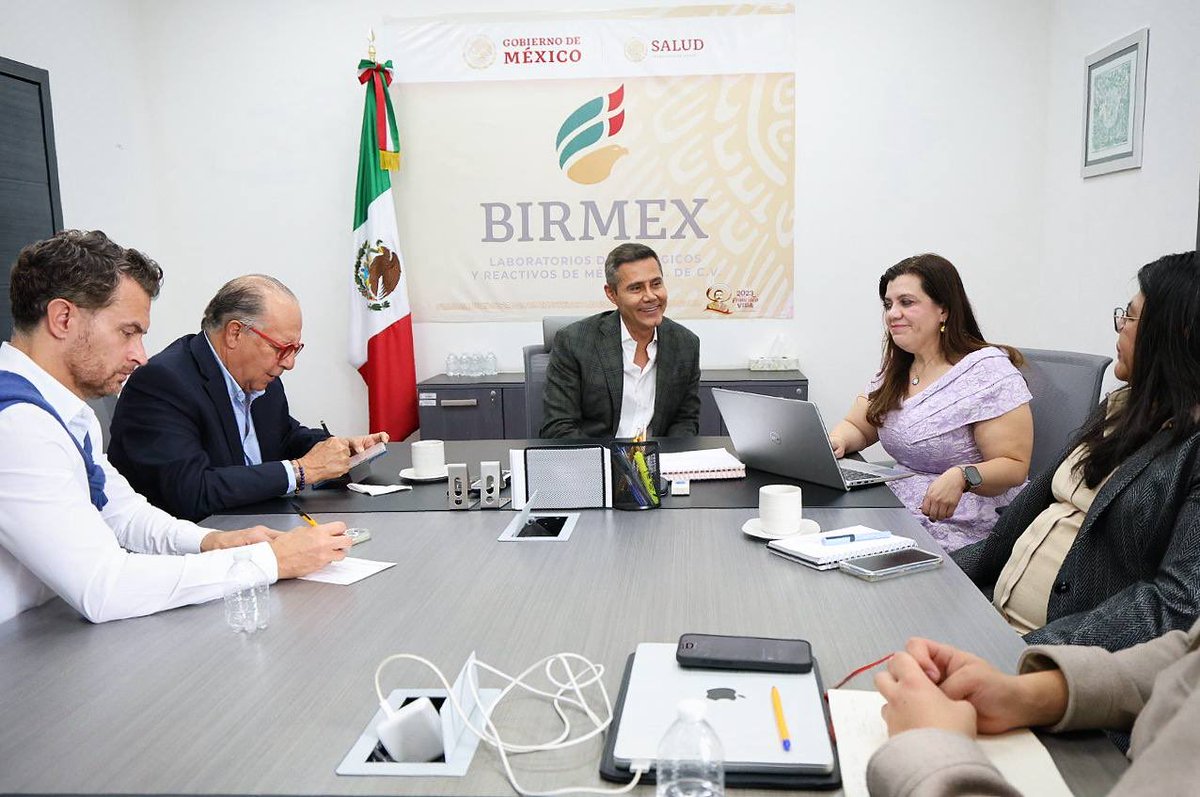 Carlos_UlloaP's tweet photo. Hoy sostuvimos una reunión de trabajo con @devillafranca , presidente ejecutivo de la Asociación Mexicana de Laboratorios Farmacéuticos (@amelaf).

Durante el encuentro, dialogamos sobre los retos y oportunidades del sector salud, así como sobre la importancia de fortalecer el trabajo conjunto en materia de medicamentos y abasto, siempre con el objetivo de contribuir al bienestar de las y los mexicanos.

Seguiremos sumando esfuerzos para avanzar hacia un sistema de salud más sólido y con mejores resultados para México.
