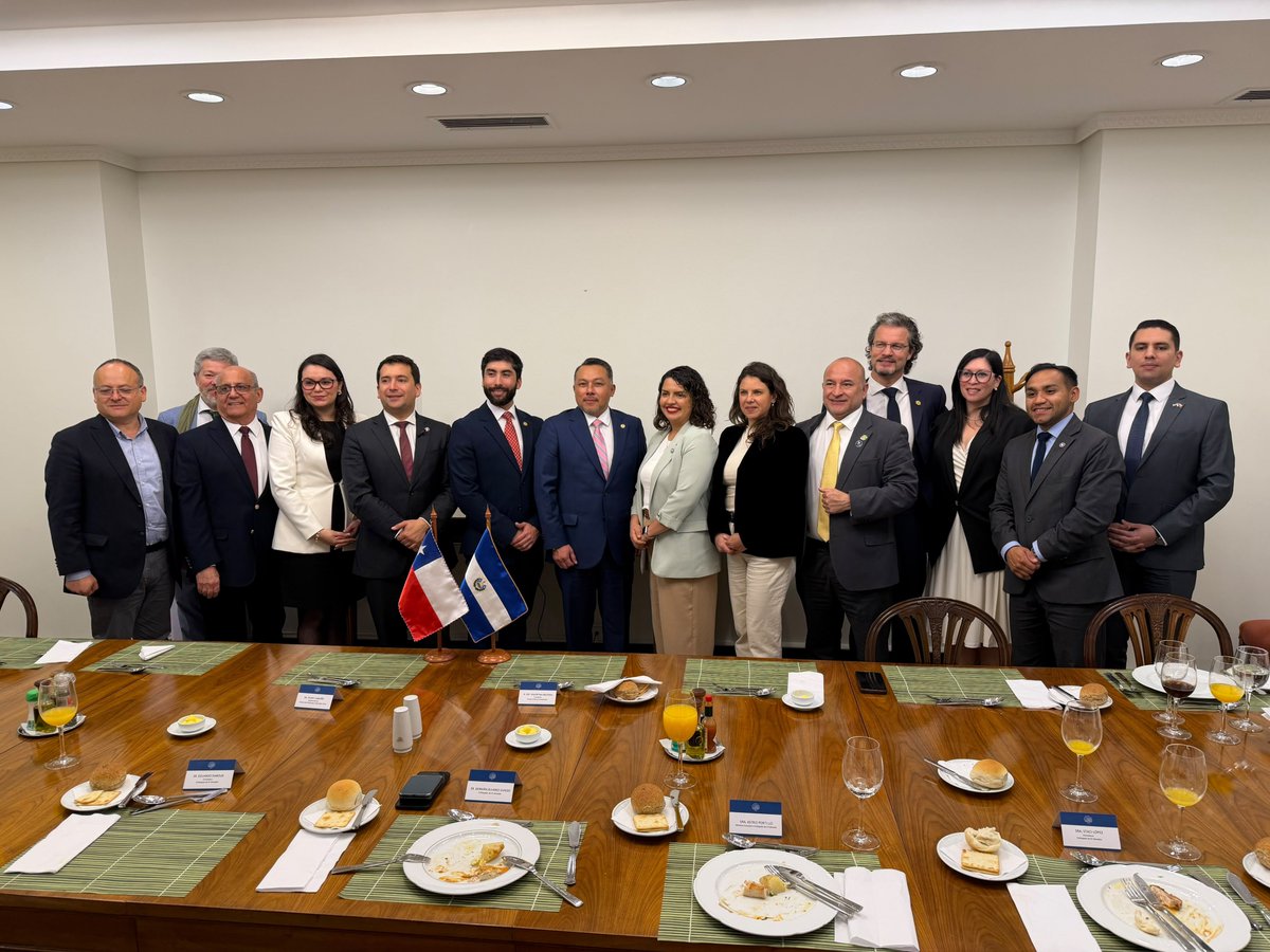 Emb_BanacekES's tweet photo. 🇸🇻🇨🇱 Diplomacia parlamentaria que construye puentes. Sostuvimos encuentros con autoridades de la Cámara de Diputadas y Diputados, el Senado y el Ejecutivo de Chile, avanzando en una agenda de iniciativas culturales.
🇸🇻🤝🇨🇱 Más diálogo, más cooperación y más resultados. https://t.co/jDrfZrAyAB
