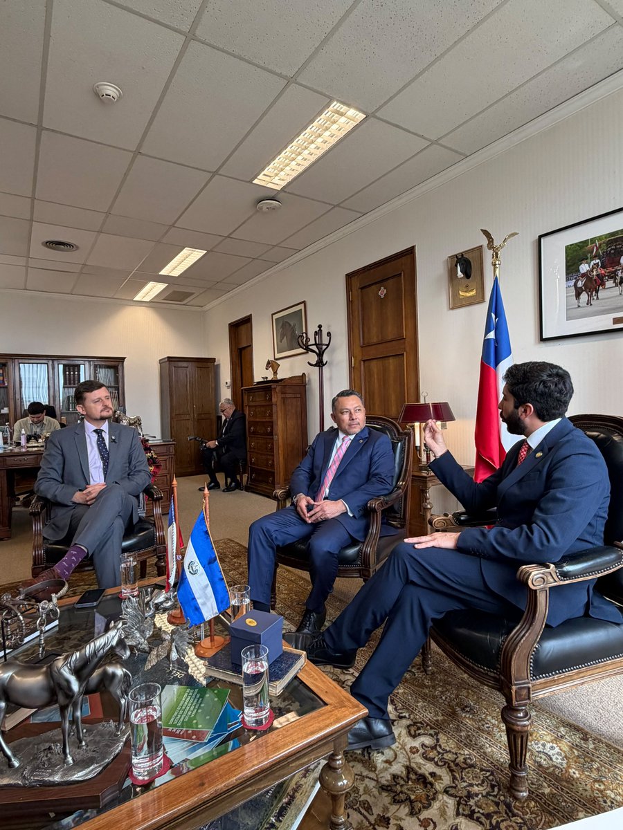 Emb_BanacekES's tweet photo. 🇸🇻🇨🇱 Diplomacia parlamentaria que construye puentes. Sostuvimos encuentros con autoridades de la Cámara de Diputadas y Diputados, el Senado y el Ejecutivo de Chile, avanzando en una agenda de iniciativas culturales.
🇸🇻🤝🇨🇱 Más diálogo, más cooperación y más resultados. https://t.co/jDrfZrAyAB