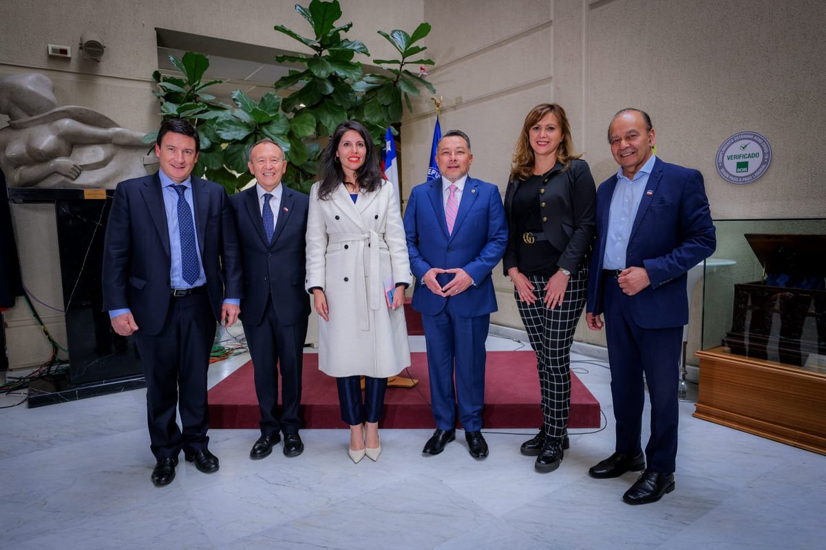 Emb_BanacekES's tweet photo. 🇸🇻🇨🇱 Diplomacia parlamentaria que construye puentes. Sostuvimos encuentros con autoridades de la Cámara de Diputadas y Diputados, el Senado y el Ejecutivo de Chile, avanzando en una agenda de iniciativas culturales.
🇸🇻🤝🇨🇱 Más diálogo, más cooperación y más resultados. https://t.co/jDrfZrAyAB
