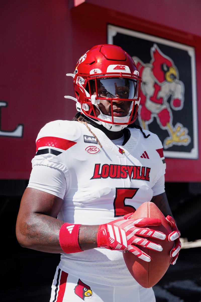LouisvilleFB's tweet photo. Game 🖐️ fit 

#GoCards https://t.co/C0q9pkEiDv