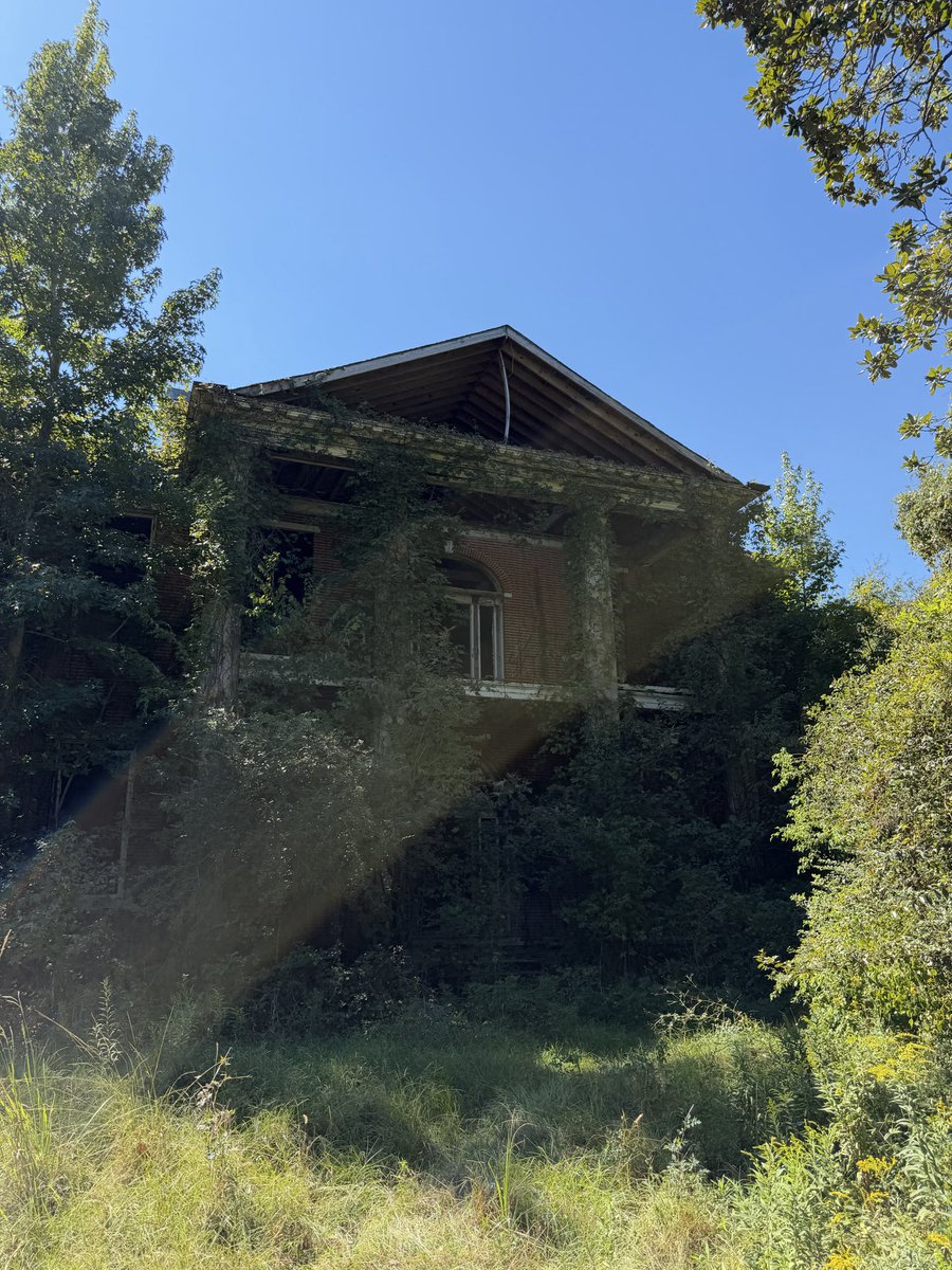 FreddyLA7's tweet photo. Today was all about history. First we went to the Arlington Mansion in Natchez which was built in 1816 and has been abanoned for a long time. Afterwards we drove to Vicksburg and did the 16-mile tour through the site of the 1863 Civil war battle. There was also the USS Cairo, which sank in the river during the battle.

It was crazy hot out there, but definitely worth it!
