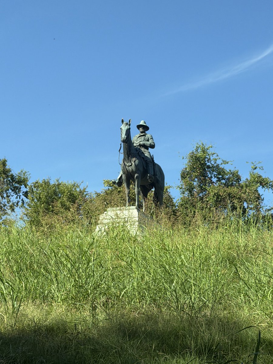 FreddyLA7's tweet photo. Today was all about history. First we went to the Arlington Mansion in Natchez which was built in 1816 and has been abanoned for a long time. Afterwards we drove to Vicksburg and did the 16-mile tour through the site of the 1863 Civil war battle. There was also the USS Cairo, which sank in the river during the battle.

It was crazy hot out there, but definitely worth it!