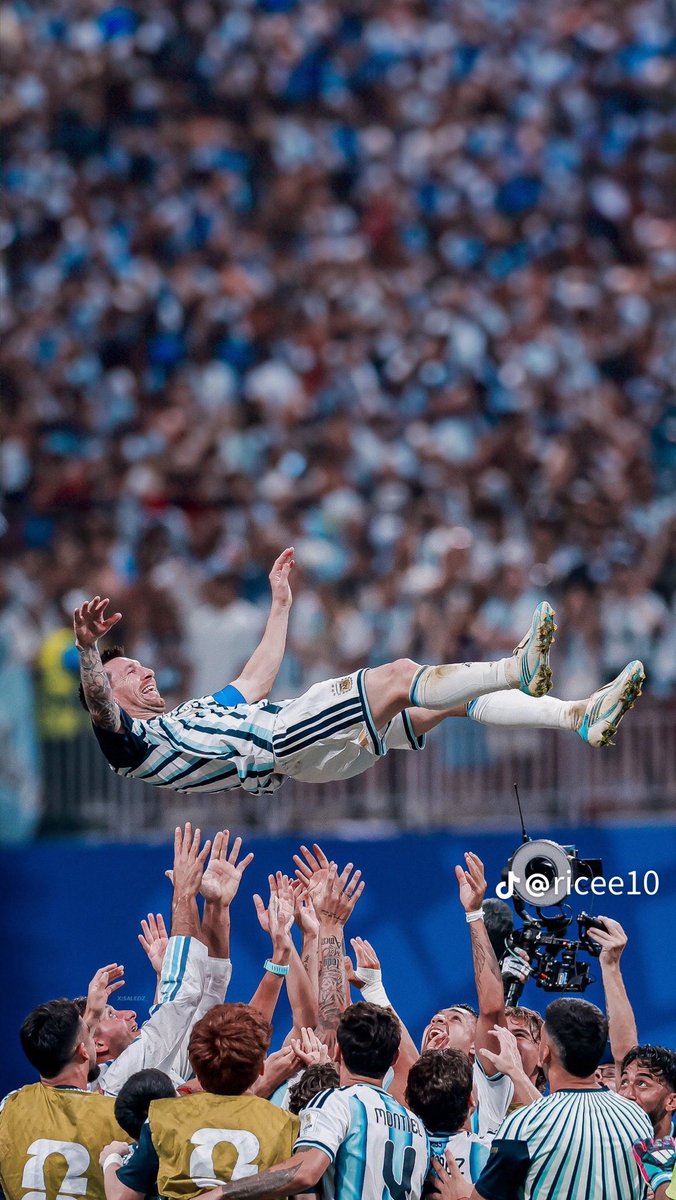 enuff435's tweet photo. I heard the Portuguese players haven’t done this for Ronaldo 😂😂.. 
#pessi #kombo #at41 #mcfc #PortugalFootball https://t.co/jY8wrLjPMt