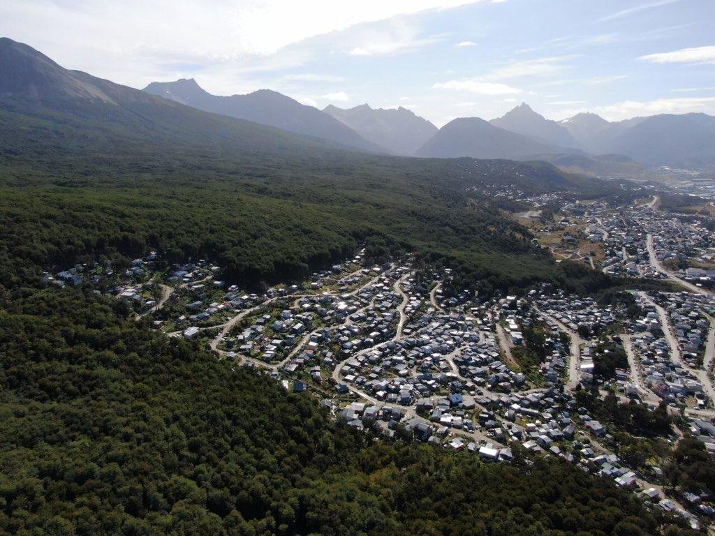 laromadelsur's tweet photo. Q una empresa de Cayman compre 10 mil hectáreas desérticas para riego y producción intensiva, es "entregar la patria", q los bolivianos con sus tomas de tierras hayan desmontado una montaña protegida de bosque autoctono, ponerla alquilar y cobrar renta desde La Paz, es "Patria"? https://t.co/cBlGX4rQWW