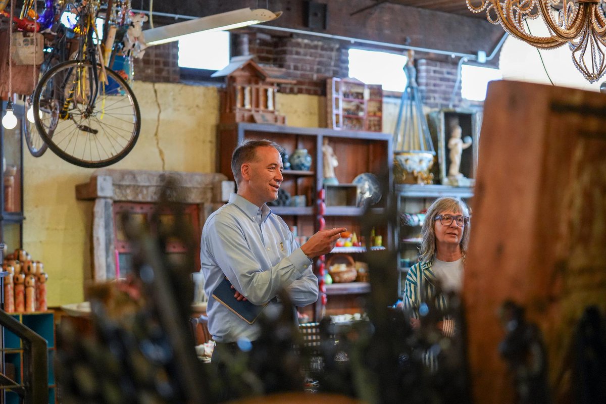 ORSecretaryRead's tweet photo. Our communities need small businesses, like Portland Cargo, to grow and thrive. That's why I meet with business owners, large &amp; small, to make sure we understand their challenges and where government can help them or stay out of their way. Thanks for uplifting our entrepreneurs! https://t.co/1aSSHzmjW7