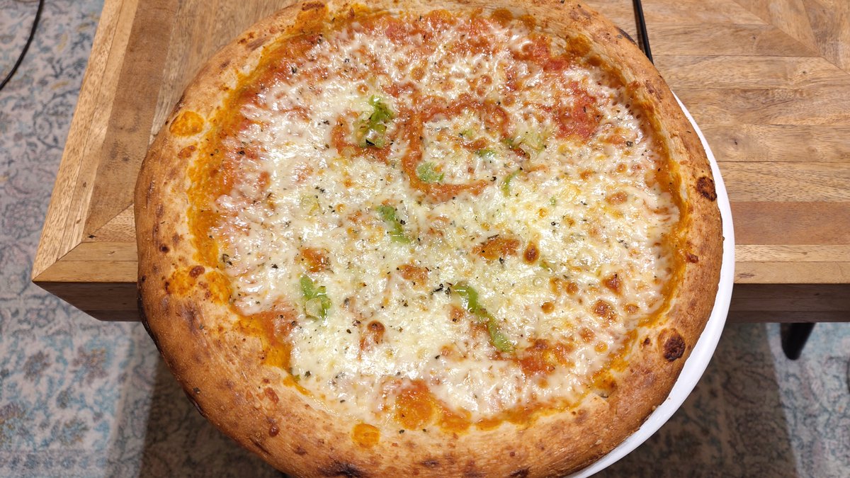 universum2's tweet photo. Gehirnkapazität 1 Mio #pizza #trump https://t.co/aqi4ZsFHzd