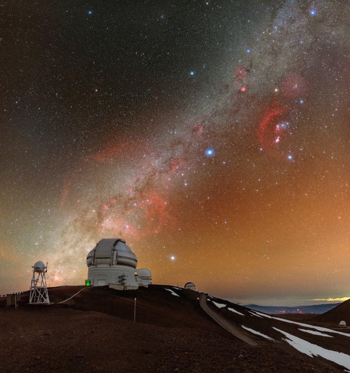 NOIRLabAstroES's tweet photo. ¿De dónde viene ese resplandor naranja? 🧡

Un resplandor naranja se cierne sobre @GeminiObs Norte en Maunakea, Hawai'i. Es luminiscencia atmosférica: luz proveniente de átomos en la atmósfera superior de la Tierra. 

📸 @GeminiObs/NOIRLab/NSF/AURA/T. Slovinský https://t.co/aL925eoEcr
