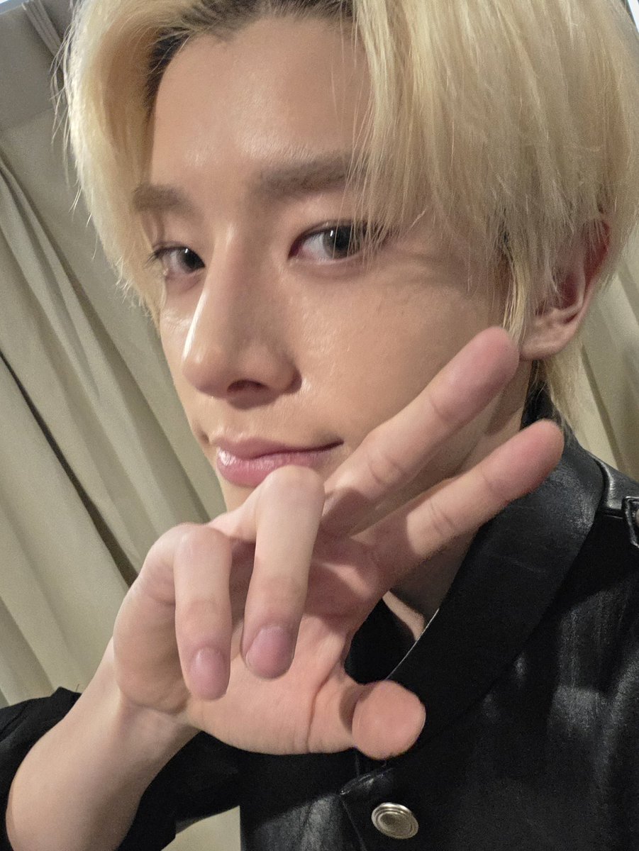 yunrift's tweet photo. i love how all the pretty selfies jaeyun sends on dm are so babyboy of him https://t.co/8sW9Z9eBx0