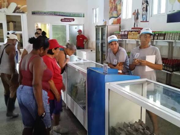 MEP_CUBA's tweet photo. En los Mercados de Barrio no venden de todo, ni todo tiene el mismo tratamiento. 
Tienen la premisa de: aprovechar capacidades comerciales existentes, muchas subutilizadas, para acercar a las comunidades alimentos y artículos de aseo a precios más bajos. https://t.co/9umo815HrB