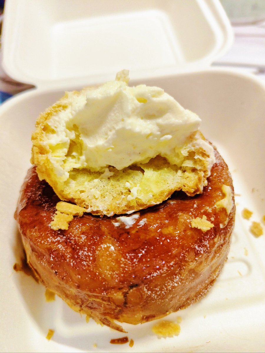 SkyeEscott's tweet photo. Paraíso para los amantes del pan! Este croissant recién horneado con crema de vainilla cruje al morderlo y el sabor es divino  No te pierdas esta panadería del centro. https://t.co/qQII7ZugmH