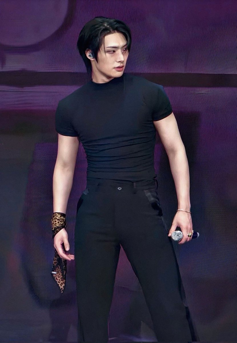 yungisholic's tweet photo. wide shoulders, small waist, broad chest https://t.co/2kxP4jJGCU
