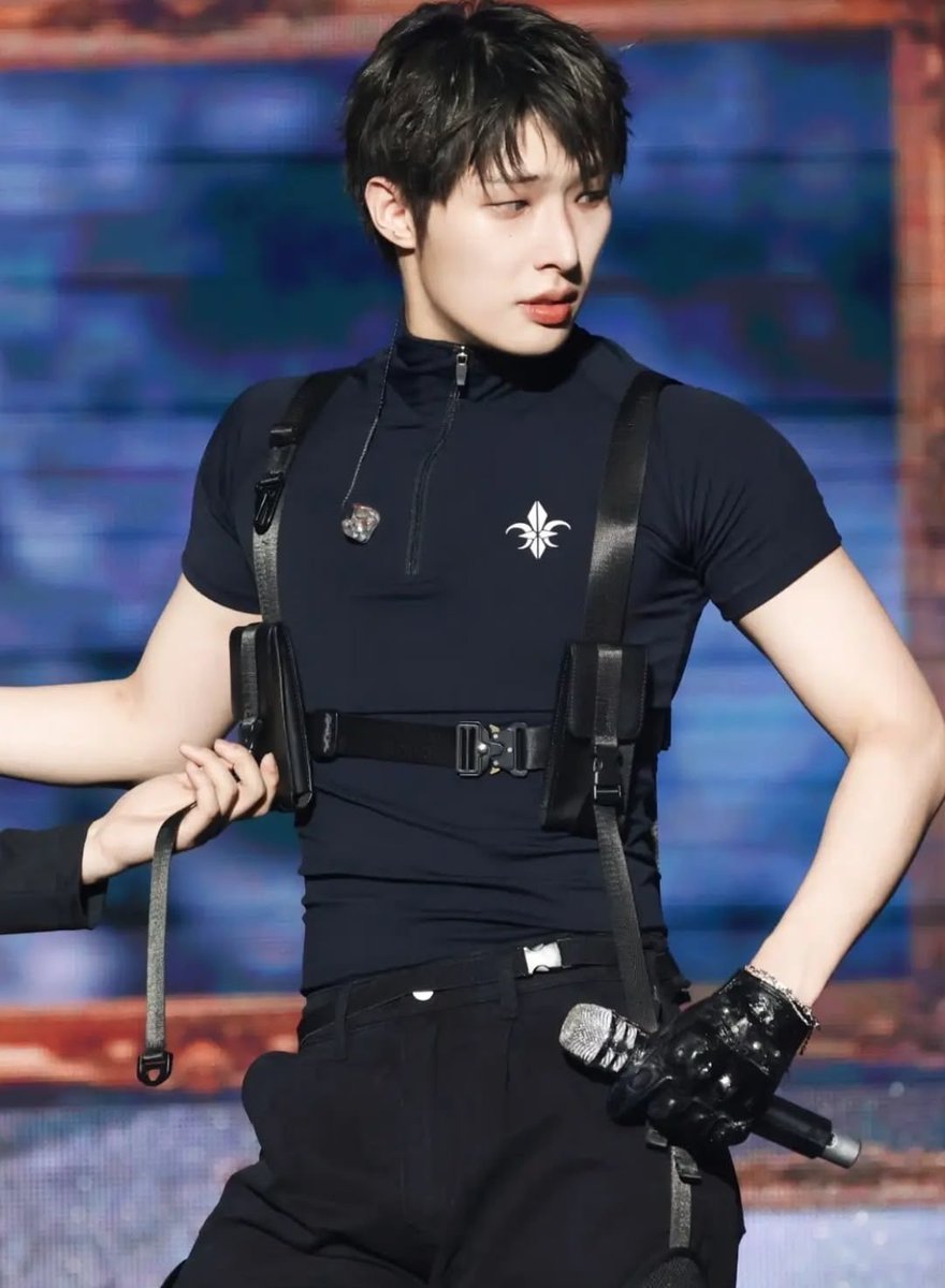 yungisholic's tweet photo. wide shoulders, small waist, broad chest https://t.co/2kxP4jJGCU