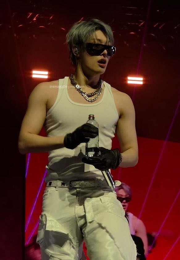yungisholic's tweet photo. wide shoulders, small waist, broad chest https://t.co/2kxP4jJGCU
