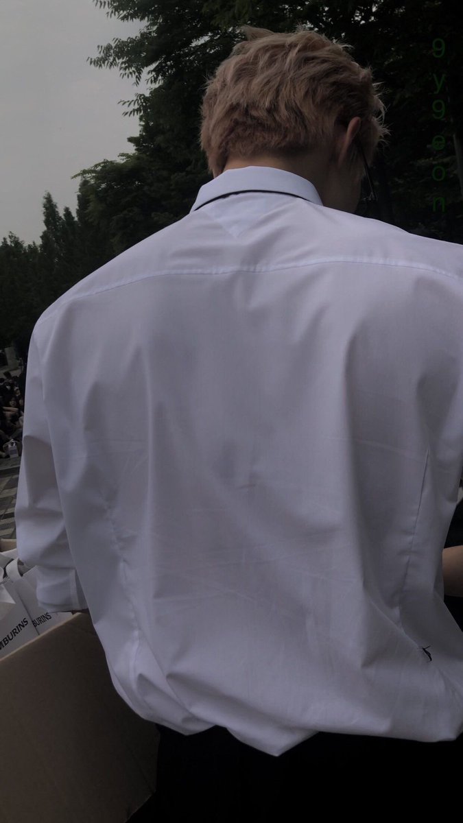yungisholic's tweet photo. wide shoulders, small waist, broad chest https://t.co/2kxP4jJGCU