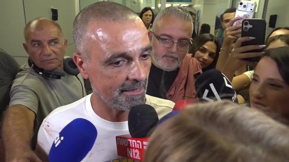 g1's tweet photo. 'Puxei os controles e parei a queda do avião': passageiro conta como impediu tragédia após copiloto esfaquear piloto https://t.co/JVF7doFeKc https://t.co/DpJXrUOWDx