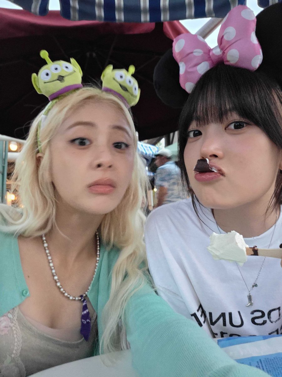FIMBASE's tweet photo. [WEVERSE] 261001 #HUHYUNJIN 🐶

: a bite? https://t.co/RQnz8Z9Gt6