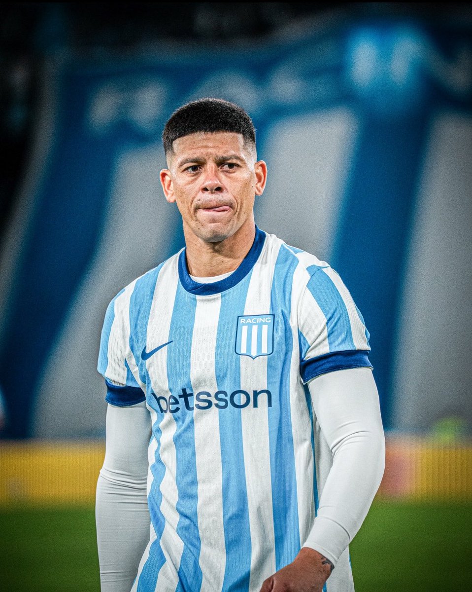 juampi_aleman's tweet photo. #EDLP MARCOS ROJO hace presión para jugar en ESTUDIANTES.

No se presentó al entrenamiento de hoy por la mañana, tras la discusión fuerte que tuvo con Diego Milito en el día de ayer, que no quiere liberarlo, salvo que Estudiantes ponga dinero. https://t.co/zsJvHxtk0C
