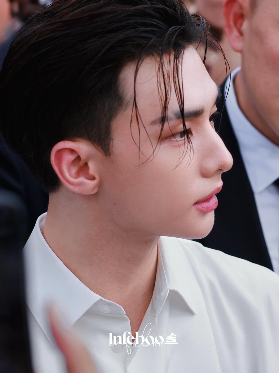 stayunny's tweet photo. omg he shaved his beard but left a few little hairs behind 😭🤏🏻 https://t.co/kUWxq4P6rM