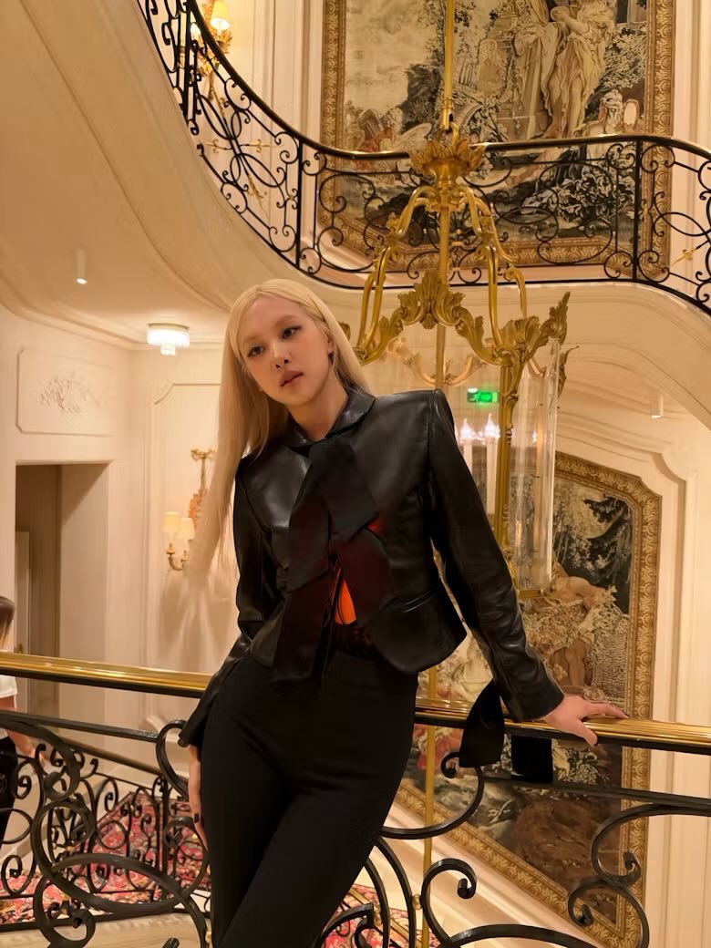 blckpinkpic's tweet photo. wmag update with rosé https://t.co/QKflNuymUv