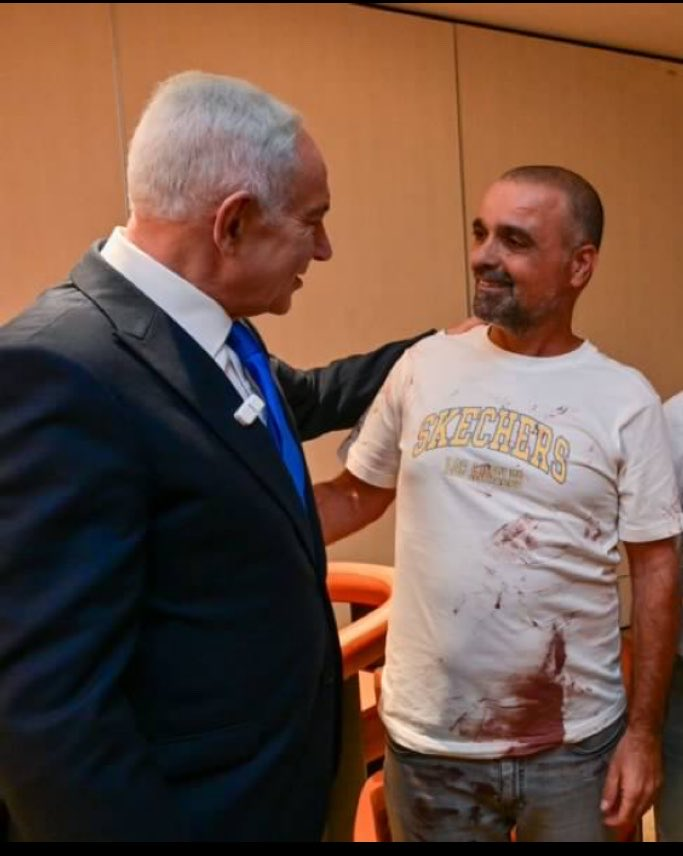 mvxlr's tweet photo. זאת תהיה תמונת השנה.

לא משנה למי אתם מצביעים - תצביעו ימין.

אנחנו לא יכולים להשאיר את המדינה בידיים של הברית האדומה-ירוקה, אריות לא נכנעים לעכברים ולא כורעים ברך בפני נחשים. https://t.co/TXRgLQPipX