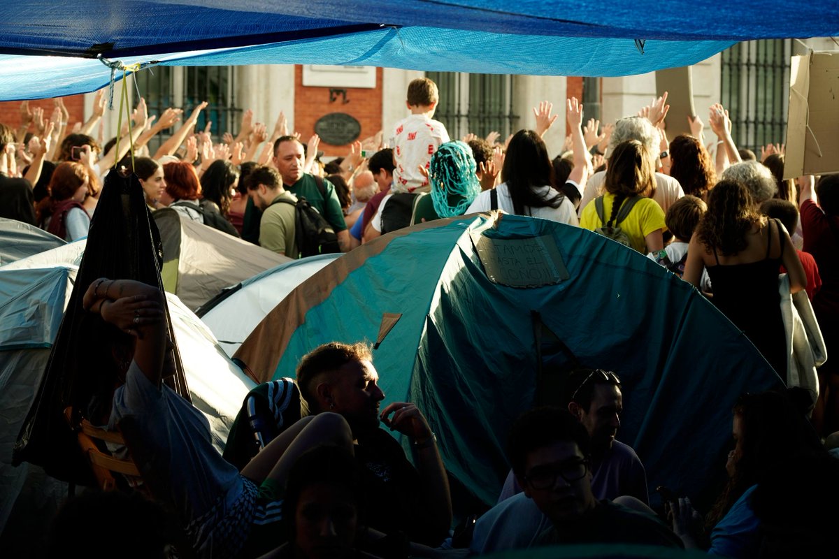 ionebelarra's tweet photo. La acampada en Sol y en decenas de ciudades de nuestro país son lo mejor que ha pasado en años. Es de ahí de donde va a salir la energía y la fuerza de transformación social para acabar con el negocio de vivienda. ¡Vamos! https://t.co/c9S9qu0yrh