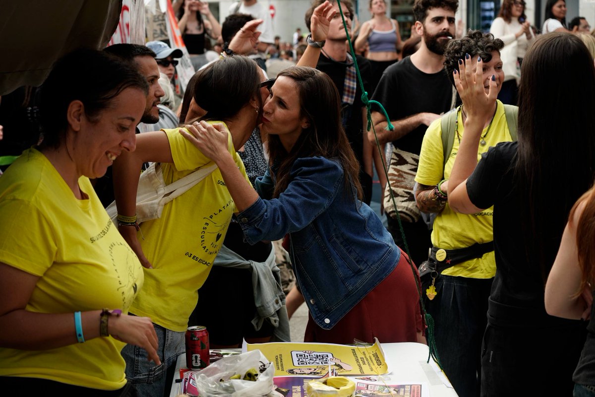 ionebelarra's tweet photo. La acampada en Sol y en decenas de ciudades de nuestro país son lo mejor que ha pasado en años. Es de ahí de donde va a salir la energía y la fuerza de transformación social para acabar con el negocio de vivienda. ¡Vamos! https://t.co/c9S9qu0yrh