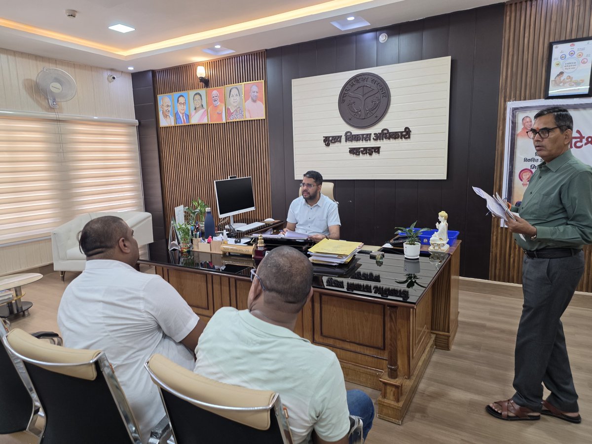 CDOBahraich's tweet photo. दिनांक 30-09-2026 को विकास भवन स्थित कार्यालय कक्ष में जनसुनवाई की गई। जन समस्याओं को गंभीरता से लेकर सर्वोच्च प्राथमिकता के आधार पर निर्धारित समय में गुणवत्तायुक्त निस्तारित करने के निर्देश संबंधित अधिकारियों को दिए गए।
@CMOfficeUP 
@InfoDeptUP https://t.co/sUMFbepvyg