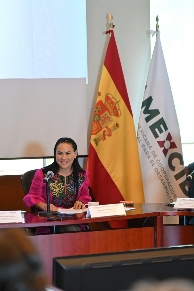 AMEXCID's tweet photo. 🇲🇽🤝🇪🇸 La reactivación del Fondo Mixto de Cooperación Técnica y Científica México–España abre una nueva etapa para convertir nuestras prioridades compartidas en proyectos concretos, con impacto en las comunidades y beneficios para nuestras sociedades. 🌎✨

🤝 En reunión con Eva Granados, secretaria de Estado de Cooperación Internacional de España, la directora ejecutiva de la #AMEXCID, @AlejandraDMV, dialogó sobre la hoja de ruta del Fondo y las oportunidades de colaboración en 🔬 ciencia, 💡 innovación, 🌱 desarrollo sostenible y 🤲 ayuda humanitaria.

🌎 México y España refrendan así su compromiso con una cooperación corresponsable, capaz de sumar conocimientos y recursos para atender desafíos comunes y contribuir al bienestar de las personas. 

#MéxicoEspaña #CooperaciónInternacional #CooperaciónTriangular #AMEXCID #DesarrolloSostenible