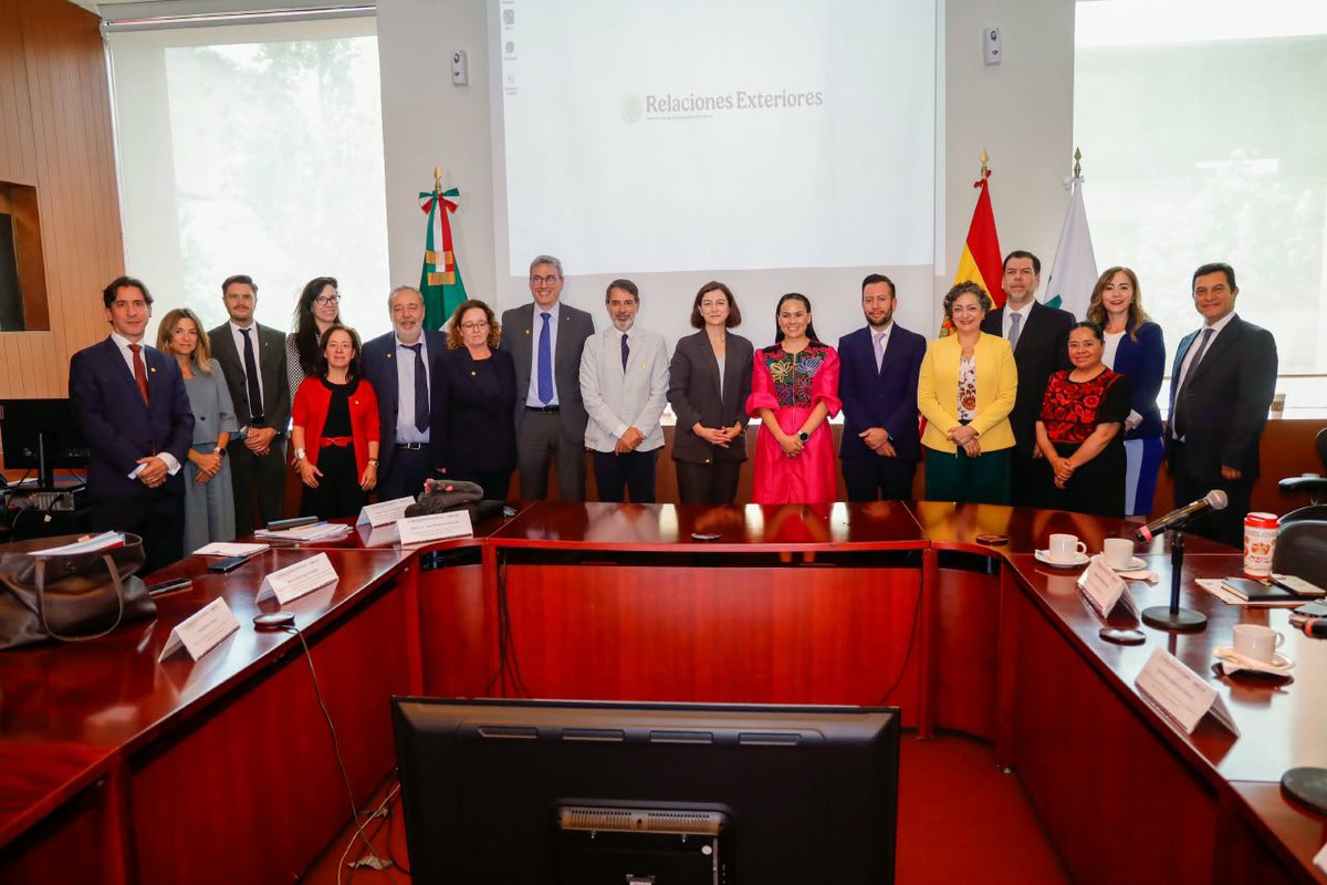 AMEXCID's tweet photo. 🇲🇽🤝🇪🇸 La reactivación del Fondo Mixto de Cooperación Técnica y Científica México–España abre una nueva etapa para convertir nuestras prioridades compartidas en proyectos concretos, con impacto en las comunidades y beneficios para nuestras sociedades. 🌎✨

🤝 En reunión con Eva Granados, secretaria de Estado de Cooperación Internacional de España, la directora ejecutiva de la #AMEXCID, @AlejandraDMV, dialogó sobre la hoja de ruta del Fondo y las oportunidades de colaboración en 🔬 ciencia, 💡 innovación, 🌱 desarrollo sostenible y 🤲 ayuda humanitaria.

🌎 México y España refrendan así su compromiso con una cooperación corresponsable, capaz de sumar conocimientos y recursos para atender desafíos comunes y contribuir al bienestar de las personas. 

#MéxicoEspaña #CooperaciónInternacional #CooperaciónTriangular #AMEXCID #DesarrolloSostenible