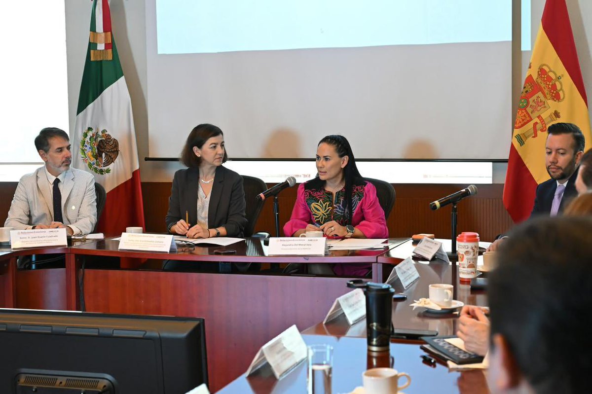 AMEXCID's tweet photo. 🇲🇽🤝🇪🇸 La reactivación del Fondo Mixto de Cooperación Técnica y Científica México–España abre una nueva etapa para convertir nuestras prioridades compartidas en proyectos concretos, con impacto en las comunidades y beneficios para nuestras sociedades. 🌎✨

🤝 En reunión con Eva Granados, secretaria de Estado de Cooperación Internacional de España, la directora ejecutiva de la #AMEXCID, @AlejandraDMV, dialogó sobre la hoja de ruta del Fondo y las oportunidades de colaboración en 🔬 ciencia, 💡 innovación, 🌱 desarrollo sostenible y 🤲 ayuda humanitaria.

🌎 México y España refrendan así su compromiso con una cooperación corresponsable, capaz de sumar conocimientos y recursos para atender desafíos comunes y contribuir al bienestar de las personas. 

#MéxicoEspaña #CooperaciónInternacional #CooperaciónTriangular #AMEXCID #DesarrolloSostenible