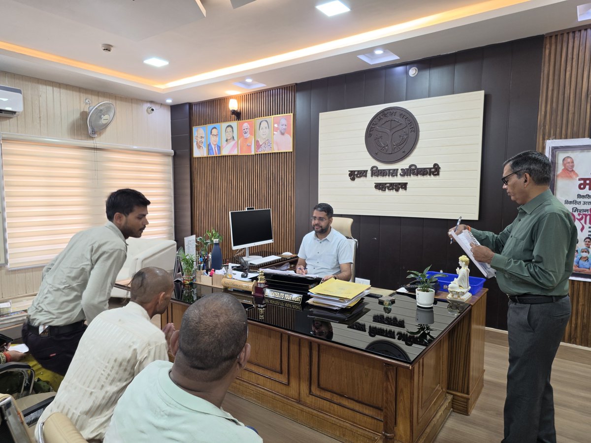 CDOBahraich's tweet photo. दिनांक 30-09-2026 को विकास भवन स्थित कार्यालय कक्ष में जनसुनवाई की गई। जन समस्याओं को गंभीरता से लेकर सर्वोच्च प्राथमिकता के आधार पर निर्धारित समय में गुणवत्तायुक्त निस्तारित करने के निर्देश संबंधित अधिकारियों को दिए गए।
@CMOfficeUP 
@InfoDeptUP https://t.co/sUMFbepvyg